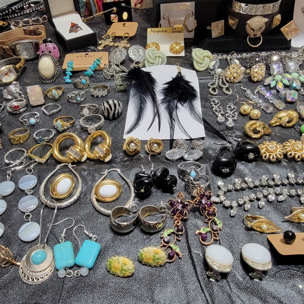 ESTATE COSTUME JEWELRY LOT- 1+ lbs Vintage to Now. NO JUNK - All Wearable - Picture 6 of 8